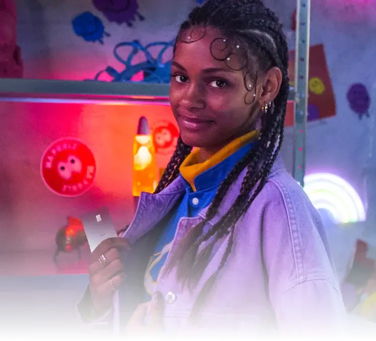 Une adolescente avec son téléphone en main, regardant l'application Kard
